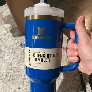 New in box polar swirl 40 oz Stanley